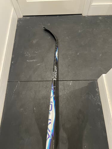 Intermediate Bauer Vapor FlyLite Right Handed Hockey Stick P92 65 Flex (New)