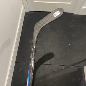 Intermediate Bauer Vapor FlyLite Right Handed Hockey Stick P28 55 Flex (New)