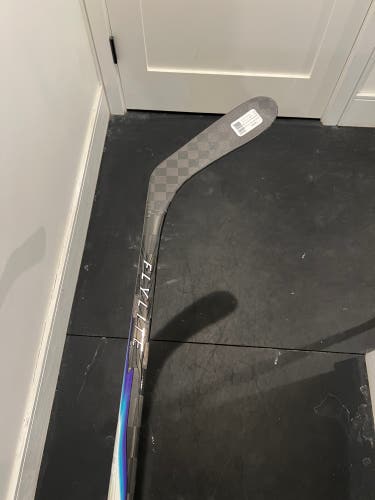 Intermediate Bauer Vapor FlyLite Right Handed Hockey Stick P28 55 Flex (New)