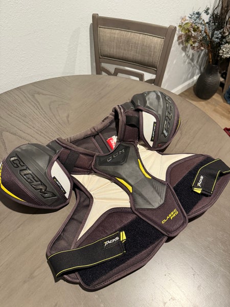 Men's Large Senior CCM Tacks Classic Pro Shoulder Pads (Used)