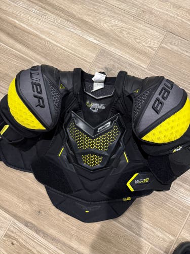 Medium Senior Bauer Supreme Ultrasonic Shoulder Pads (Used)