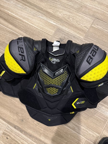 Medium Senior Bauer Supreme Ultrasonic Shoulder Pads (Used)