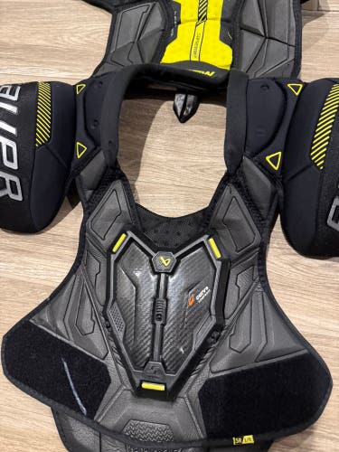 Large Senior Bauer Supreme Mach Shoulder Pads (Used)