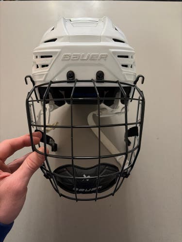 Medium Bauer Re-Akt 155 Helmet & Cage Combo (Used)
