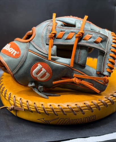 Infield RH Wilson A2000 JA27 Gm Baseball Glove 11.5" (Used)