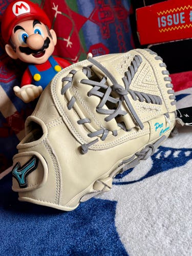 2025 Mizuno Classic RH Pitcher's Softball Glove 12.5" (New)