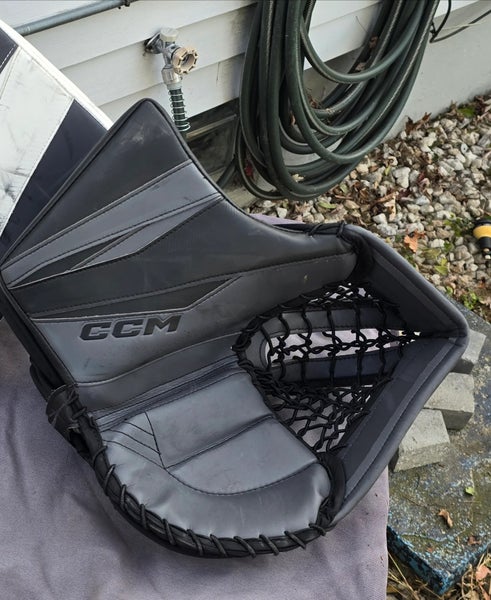 CCM Axis XF Glove Regular (Used)