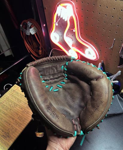 Mizuno Professional model RH Catcher's Baseball Glove 35" (Used)