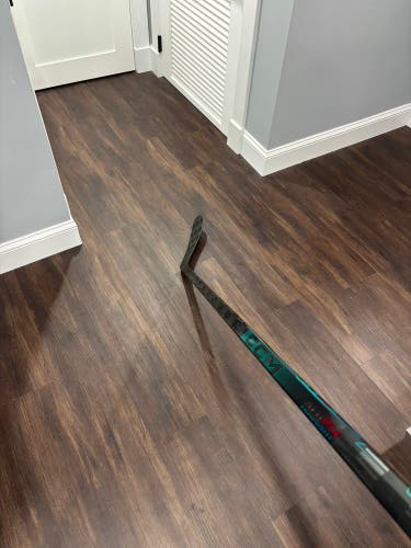 Senior CCM Vizion Right Handed Hockey Stick P28 70 Flex (New)