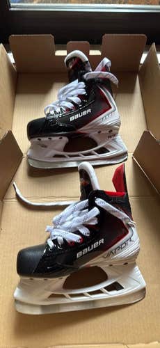 2026 Bauer Vapor Fly30 Hockey Skates Extra Wide Width Size 2 (Used)