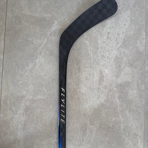 Junior Bauer Vapor FlyLite Right Handed Hockey Stick P92 50 Flex (New)
