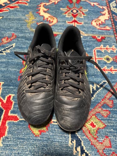 Black Unisex 5Y (Big Kids / Youth) Nike Cleats (Used)