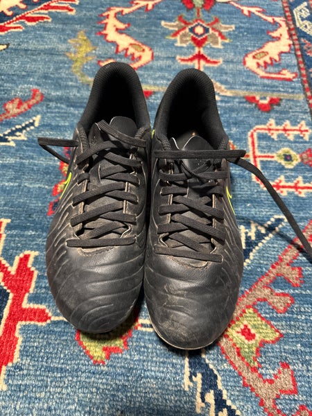 Black Unisex 5Y (Big Kids / Youth) Nike Cleats (Used)
