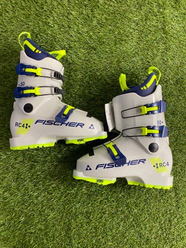 Mondo 22 & 22.5 Kid's Fischer RC4 50 JR All Mountain Ski Boots (New)
