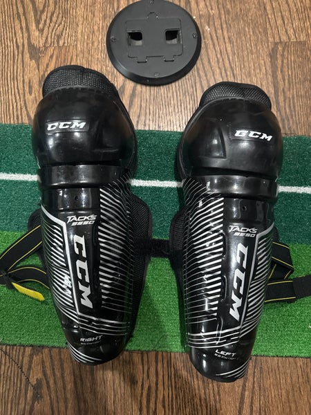Youth CCM Tacks 9550 10" Shin Pads (Used)