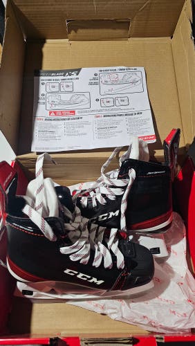 CCM JetSpeed FT475 Hockey Skates Regular Width Size 2.5 (New)