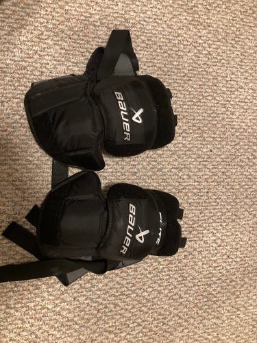 Lightly Used 2025 Senior Bauer Elite Kneepads
