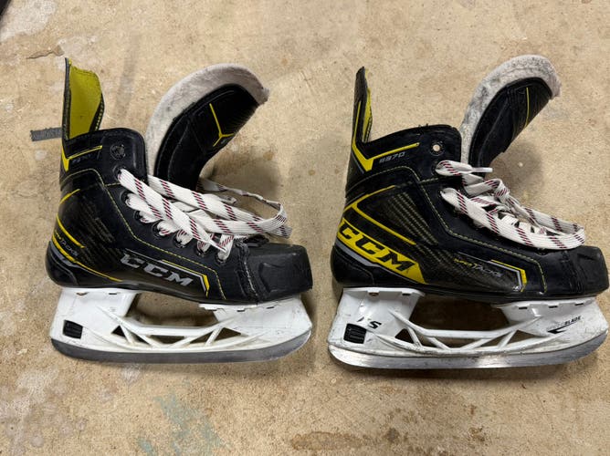 2020 CCM Super Tacks 9370 Hockey Skates Regular Width Size 2.5 (Used)