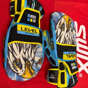 Level World CF Mitts