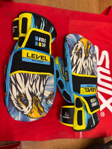 Level World CF Mitts