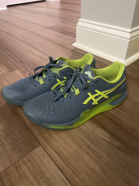 Men's Size M 11.0 (W 12.0) Asics Tennis Shoes (LIKE NEW CONDITION)