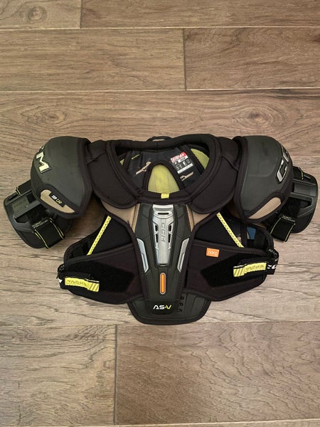 Medium Youth CCM Tacks AS-V Shoulder Pads (Used)