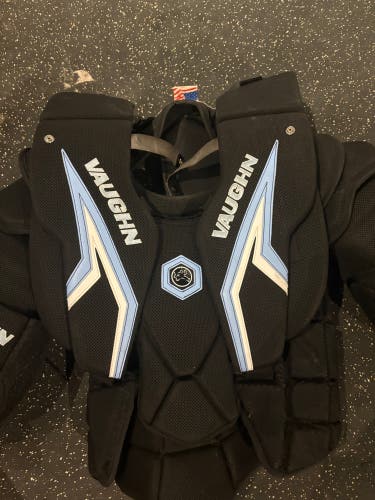 Large Vaughn SLR3 Pro Carbon Goalie Chest Protector (Used)