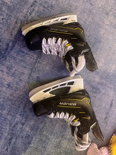 2024 Bauer Supreme M40 Hockey Skates Regular Width 10 (Used)
