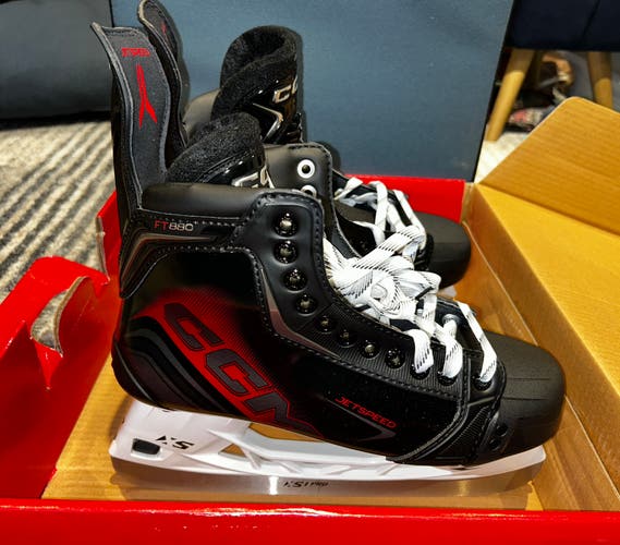 Jet speed FT880 2025 CCM Hockey Skates Wide Width 9 (New)