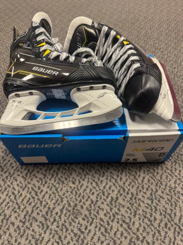 Bauer Supreme M40 Hockey Skates Regular Width Size 2.5 (New)