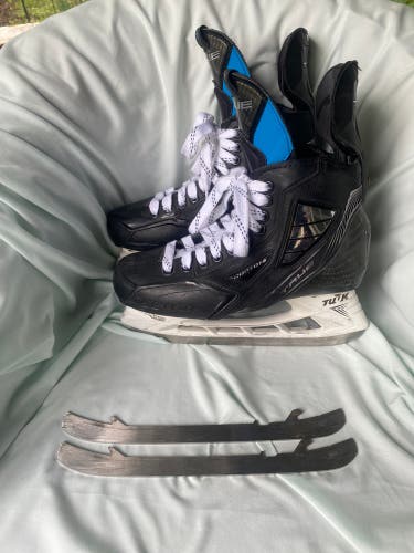 2023 True Pro Custom Hockey Skates Regular Width 9.5 (Used)