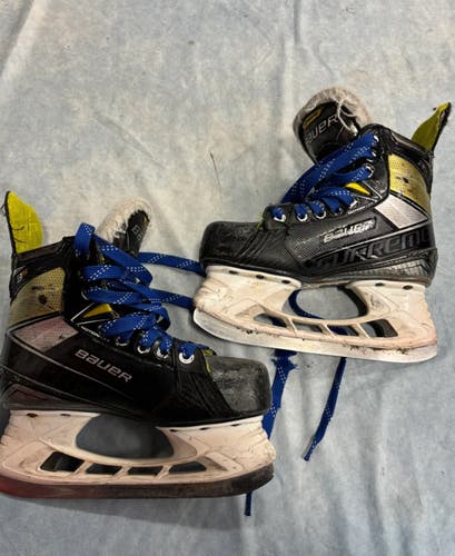 Junior Bauer Supreme 3S Hockey Skates Regular Width Size 3.5 (Used)
