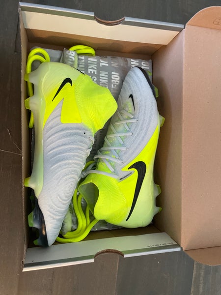 Brand new size 9m (10.5w) Nike phantom Luna ll elite fg soccer cleats
