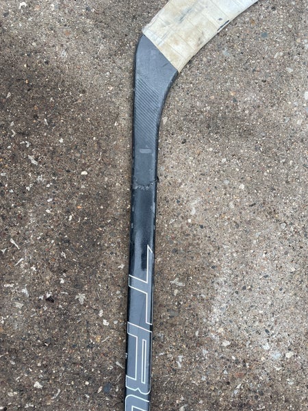 *broken* Senior True HZRDUS 9X4 Right Handed Hockey Stick Toe Pattern (Used)