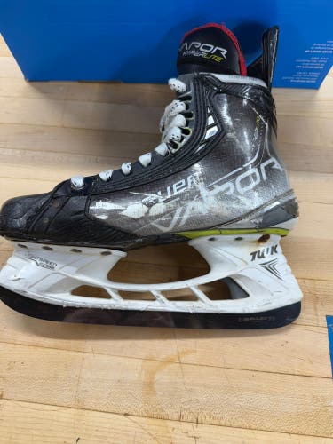 2021 Bauer Vapor Hyperlite Hockey Skates Regular Width 7.5 (Used)