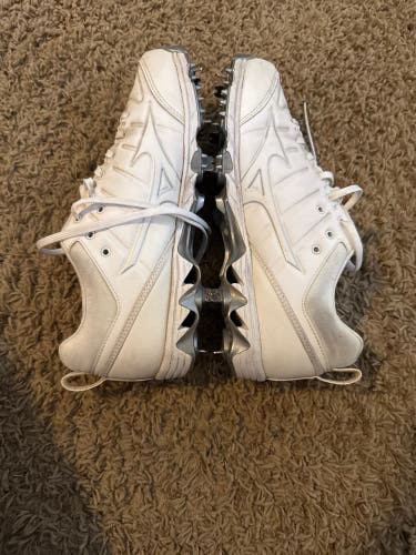 White Men's Size M 9.0 (W 10.0) Mizuno Ambition Low Top Metal (Used)