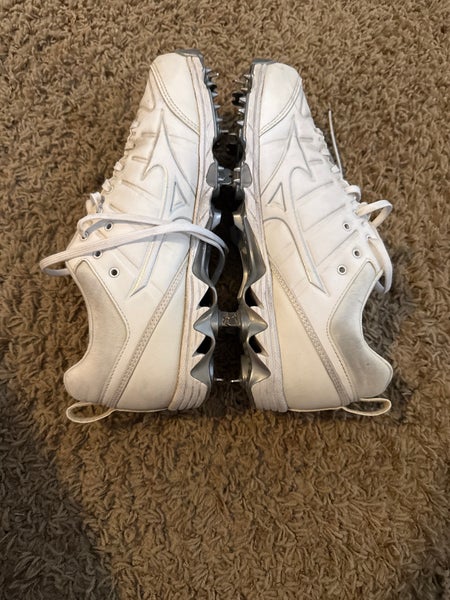 White Men's Size M 9.0 (W 10.0) Mizuno Ambition Low Top Metal (Used)