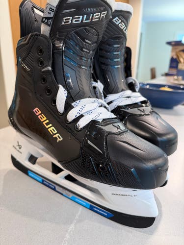 Custom Bauer Supreme Shadow Size 8 (left) / 8.5 (right).