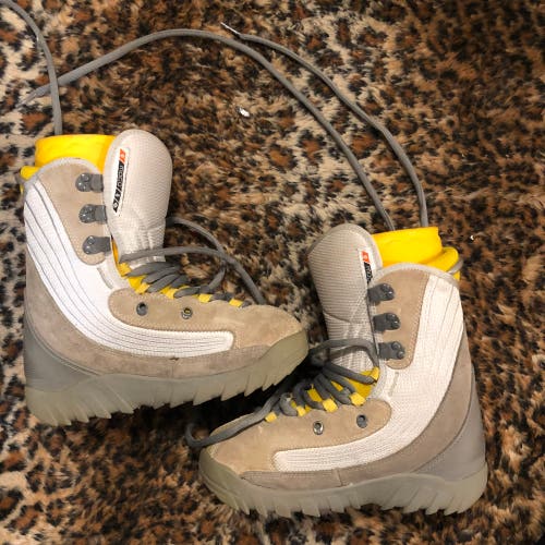 Women's 6Y (Big Kids / Youth) Burton Moto Snowboard Boots All Mountain (Used)