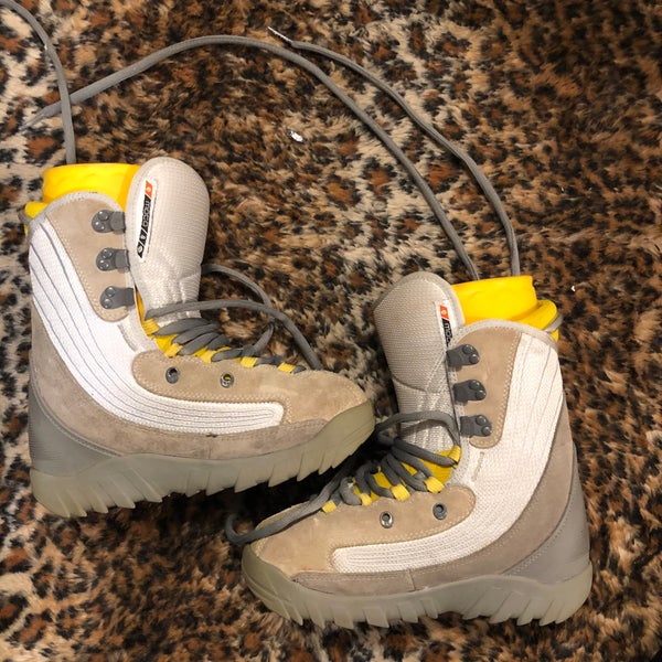 Women's 6Y (Big Kids / Youth) Burton Moto Snowboard Boots All Mountain (Used)