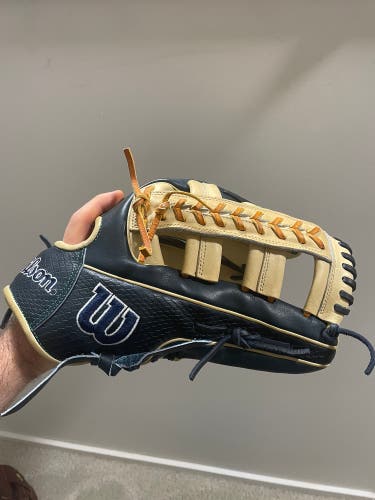 Wilson A2000 JR44 (1810) RH Outfield Baseball Glove 12.75"