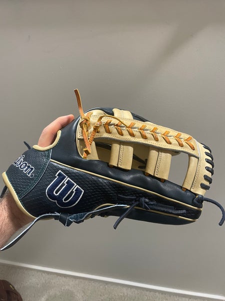 Wilson A2000 JR44 (1810) RH Outfield Baseball Glove 12.75"