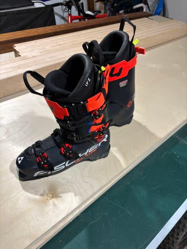 Fischer RC4 Curve 130 Low Volume Ski Boot 27.5