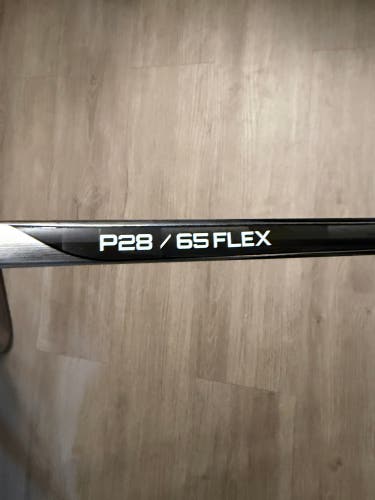 Senior Bauer Vapor Hyperlite 2 Right Handed Hockey Stick P28 65 Flex (New)