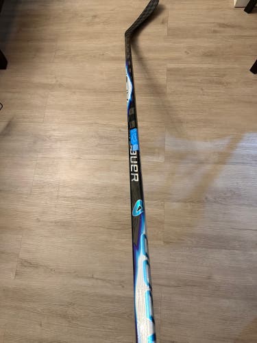 Senior Bauer Vapor FlyLite Right Handed Hockey Stick P28 77 Flex (New)