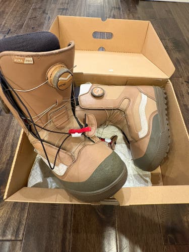 Size M 8.0 (W 9.0) Vans Aura pro Snowboard Boots (Used)
