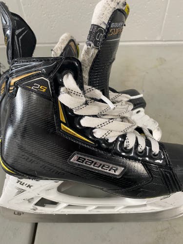 Bauer Supreme 2S Hockey Skates Regular Width 5 (Used)