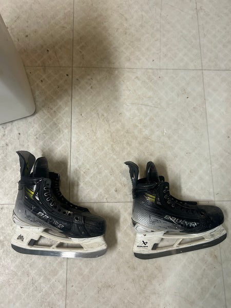 2023 Bauer Vapor Hyperlite 2 Hockey Skates 5.5 (Used)