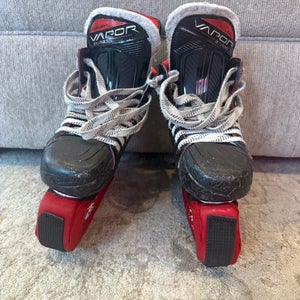 2021 Bauer Vapor 3X Hockey Skates Regular Width Size 2.5 (Used)