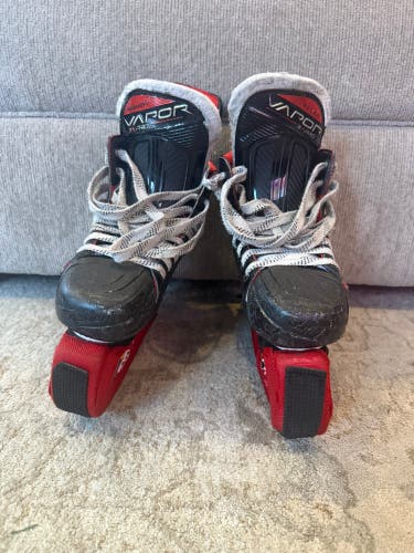 2021 Bauer Vapor 3X Hockey Skates Regular Width Size 2.5 (Used)